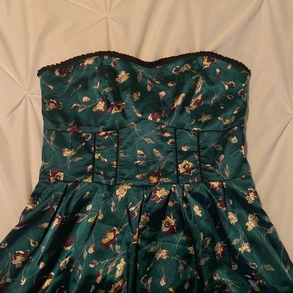 Green Dress - Picture 4 of 10